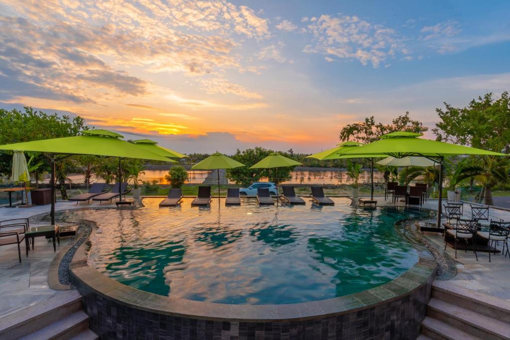 Bazén v ubytování Happy Life Memories Hoi An Hotel & Spa nebo v jeho okolí