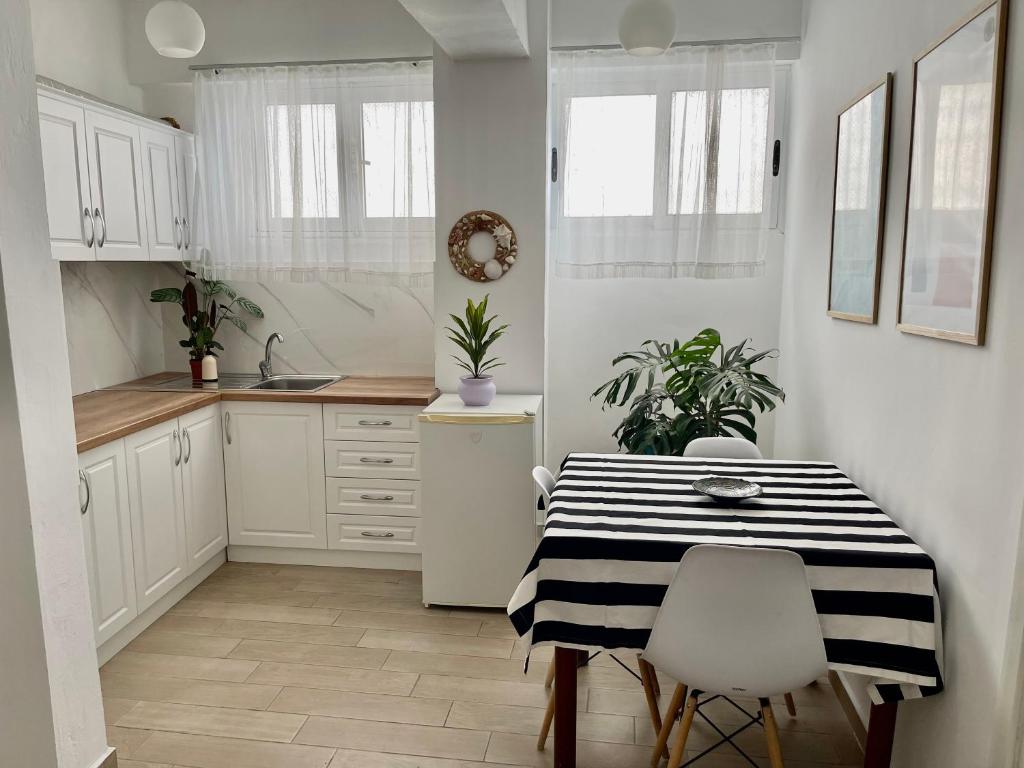 Lola’s Apartment - Image 4