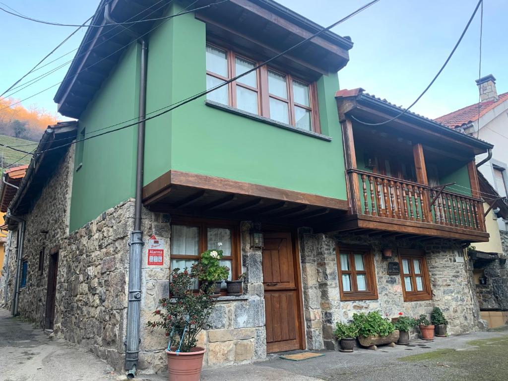 a colorful house with a balcony at El Corral de Baxo in Felechosa