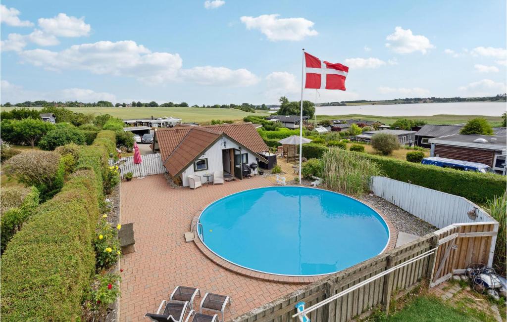 een uitzicht op een huis met een zwembad en een vlag bij Amazing Home In Kirke Sby With House A Panoramic View in Kirke Såby