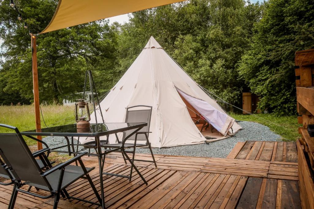 Luxe tipi tent met luxe verwarmde buitendouche - Housity
