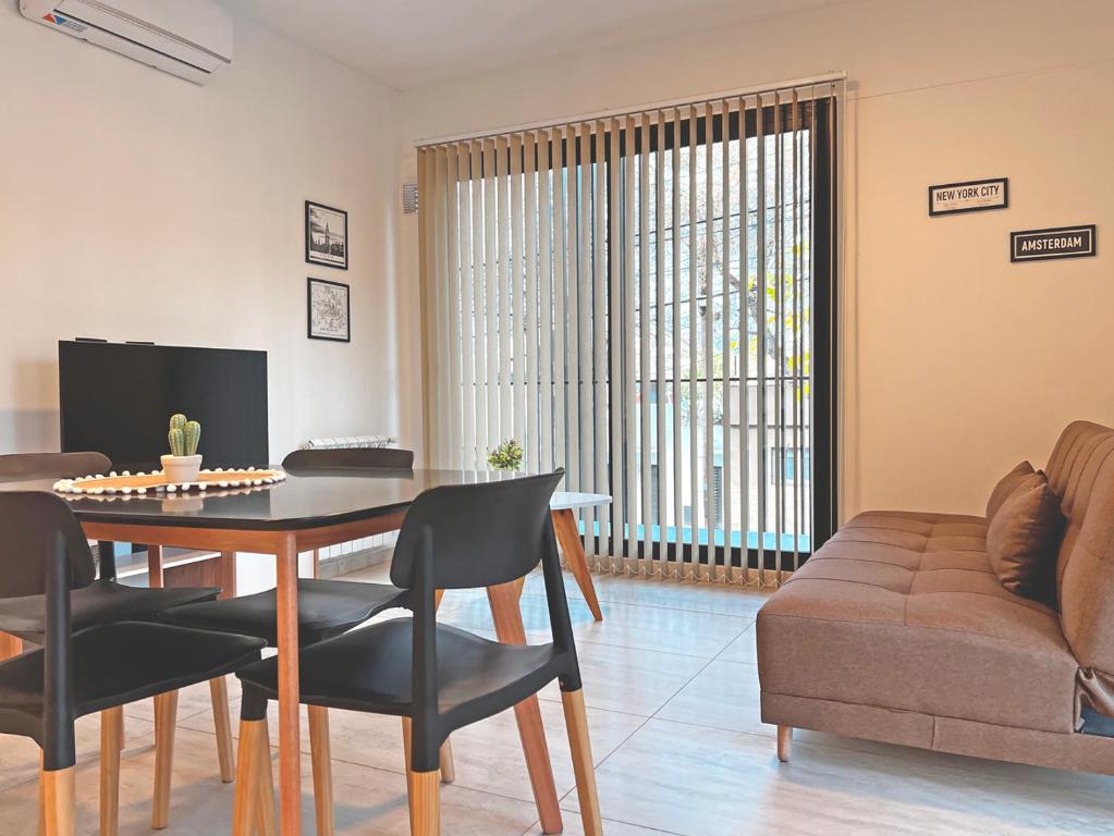 una sala de estar con una mesa y un sofá en Parque Pueyrredon IV, en Mendoza