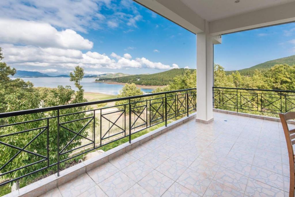 balcone con vista sull'acqua di Vaios Villa LakeView a Ágios Athanásios