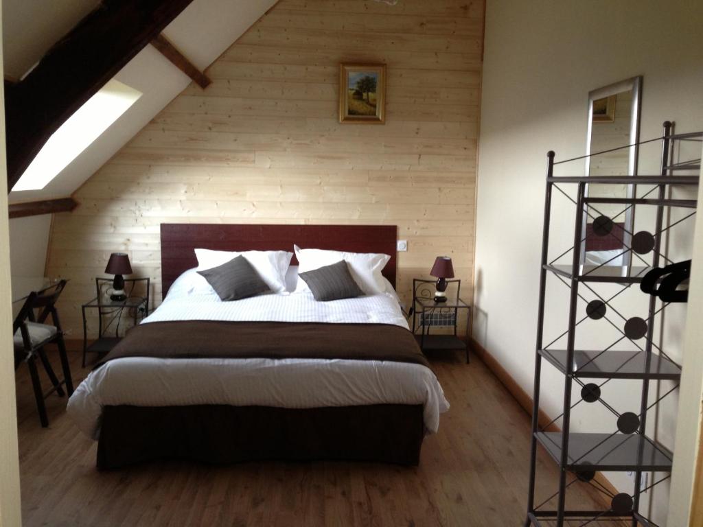 a bedroom with a large bed in a attic at Entre Lot et Dordogne in Saint-Cirq-Madelon