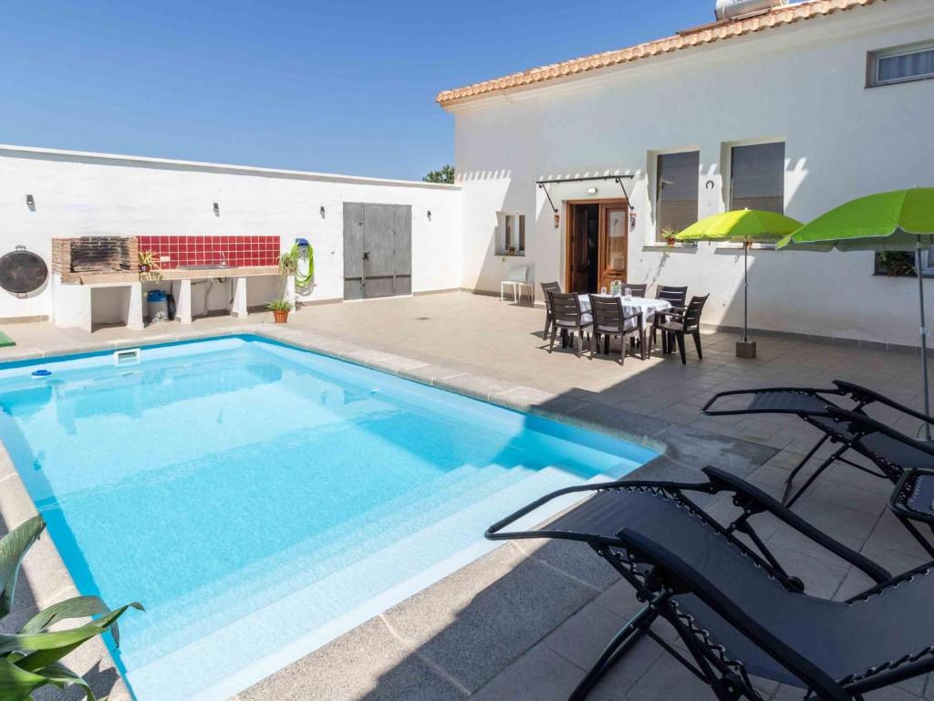 a swimming pool in front of a house at Casa Puentelata in Dúrcal
