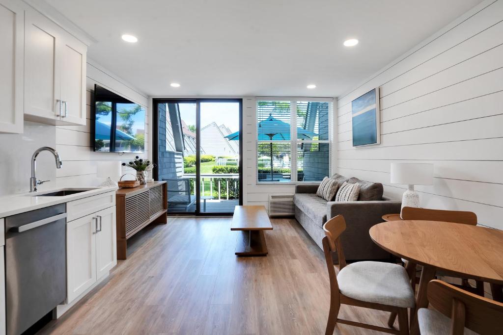 The Surf Club Resort - 