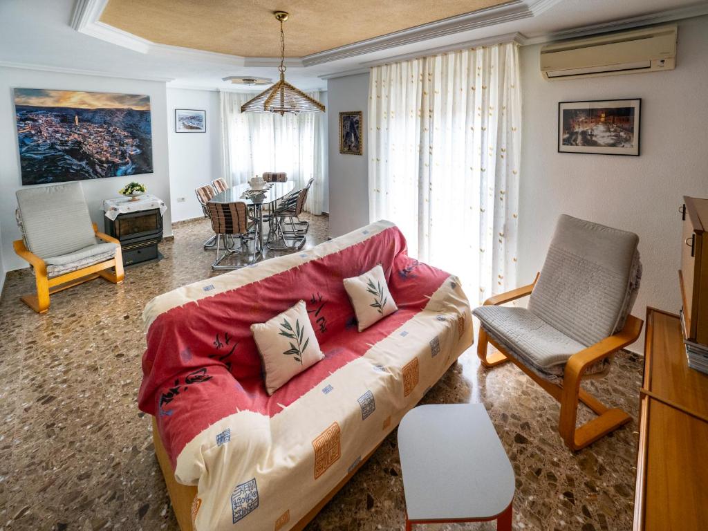 a living room with a couch and a table at Apartamento La Mariola in Bocairent