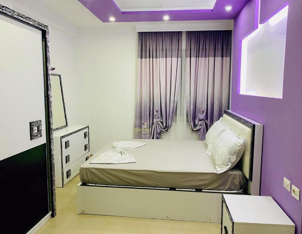 מיטה או מיטות בחדר ב-Chloe Apartament