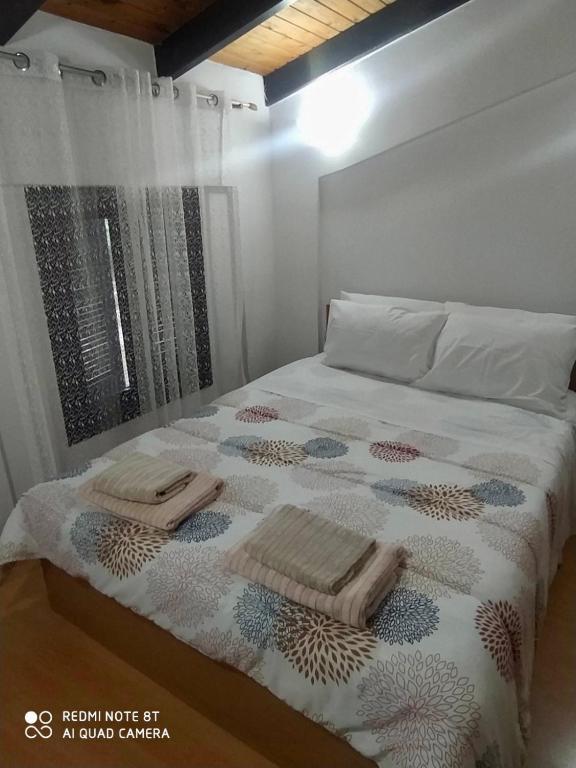 a bedroom with a bed with towels on it at Casa del Sol in Arónion