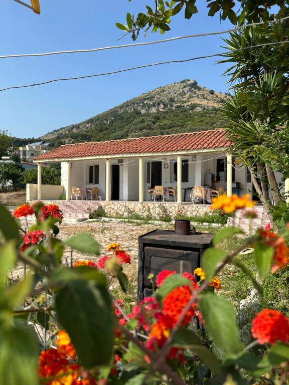 ein Haus mit einem Berg im Hintergrund in der Unterkunft Tony Home in Borsh