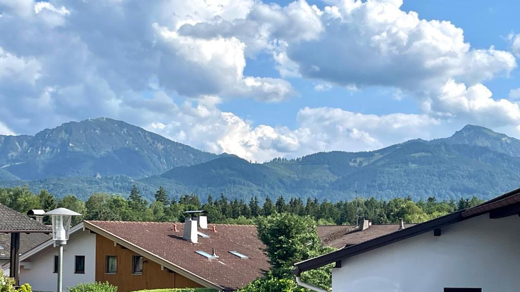 vistas a las montañas y a las casas de una localidad en FewoChiemsee - Natur und Kultur am Chiemsee, en Grabenstätt