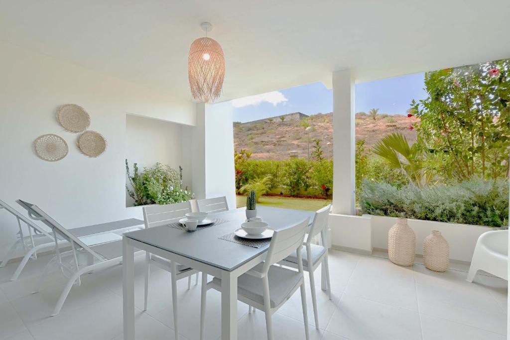 Nespecifikovaný výhled na hory nebo výhled na hory při pohledu z prázdninového domu