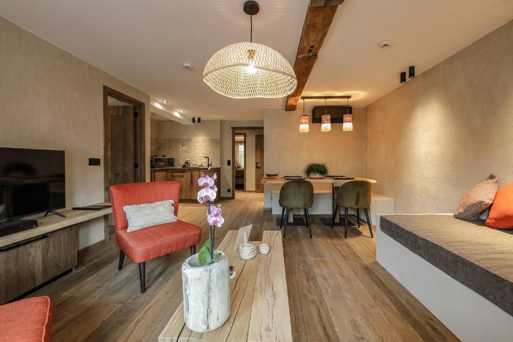 a living room with a couch and a dining room at Couleur basilic in Rochefort