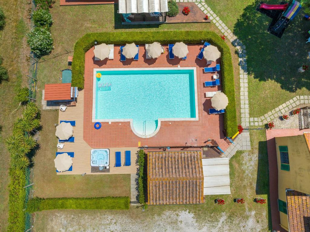 Una vista aérea de una piscina en un patio. en Il Pino - appartamento Alloro, en Cecina
