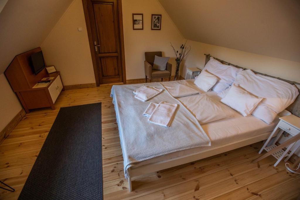 Postel nebo postele na pokoji v ubytování Oszter-ház Kékkút