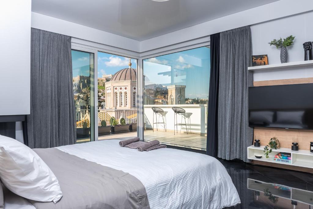 1 dormitorio con cama grande y ventana grande en Private Loft Suite with stunning view of Acropolis en Athens