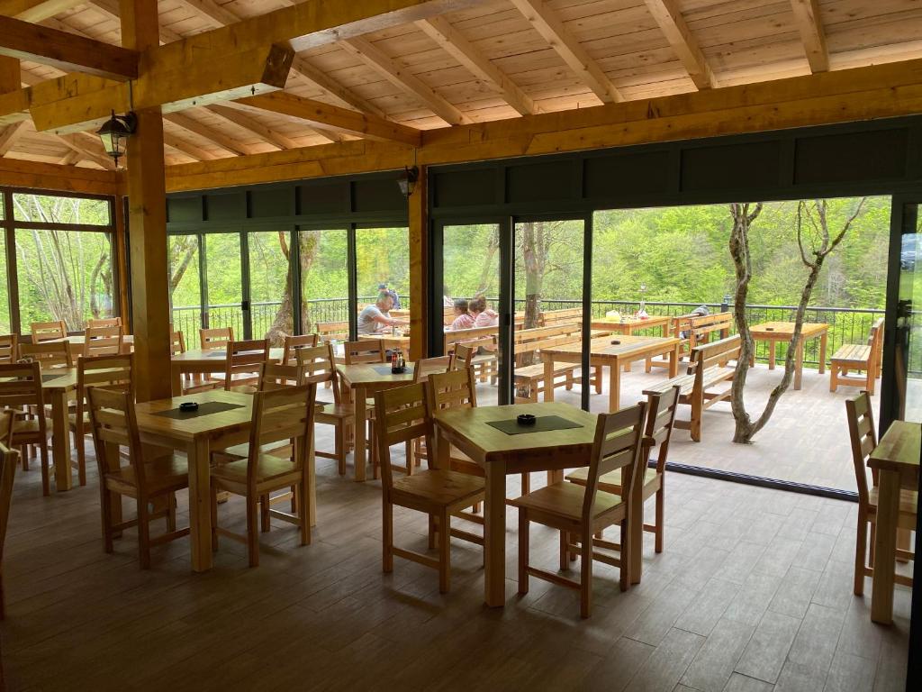 Restaurace v ubytování Rafting Camp Tara 87