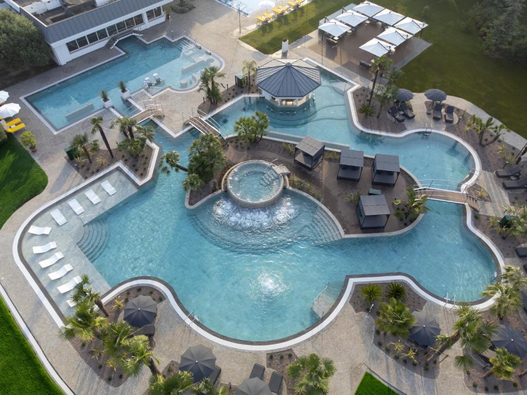 vista sulla piscina con resort di Tritone LUXURY HOTEL THERMAE & SPA ad Abano Terme