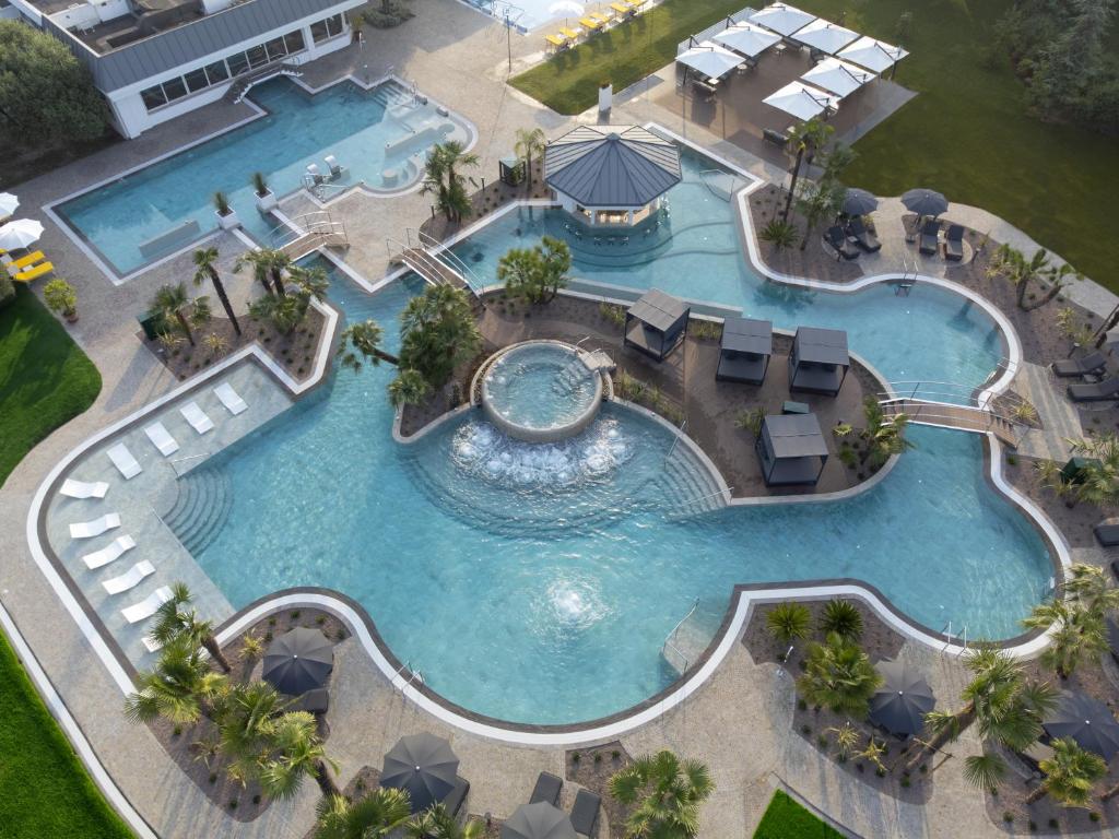 Bazén v ubytovaní Tritone LUXURY HOTEL THERMAE & SPA alebo v jeho blízkosti
