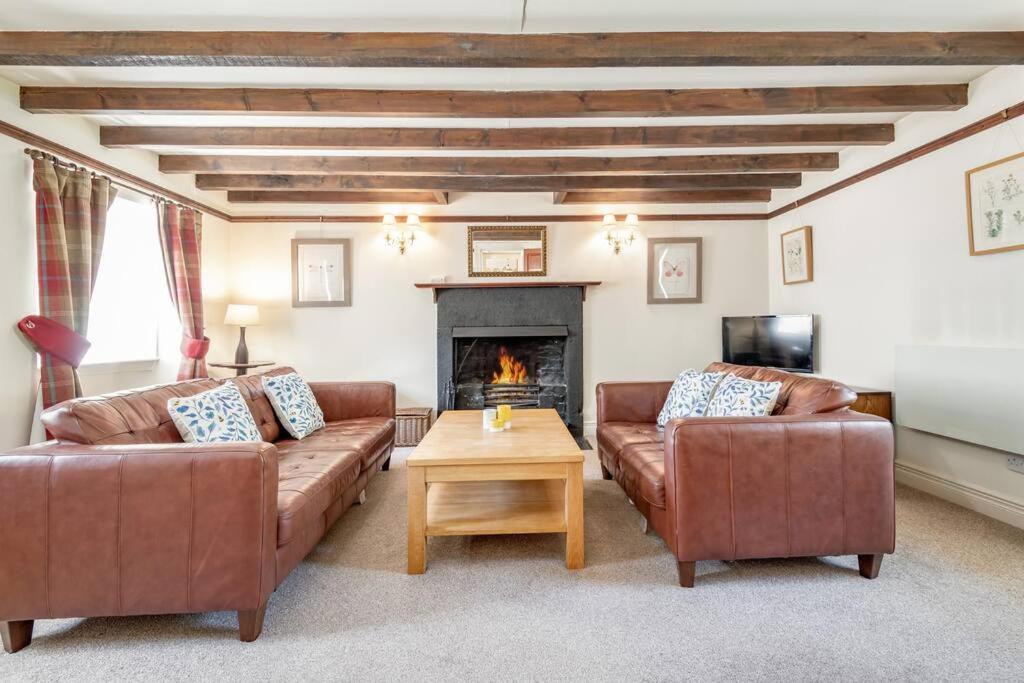 sala de estar con 2 sofás y chimenea en Stable Cottage 2 bedrooms with gorgeous views, en Dunblane