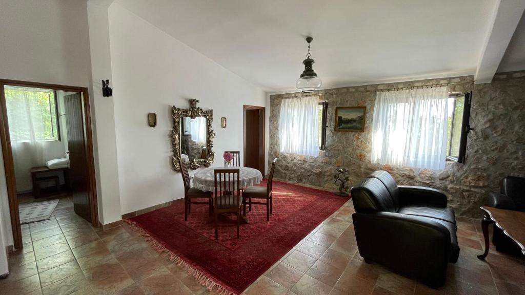 Posezení v ubytování House in the Mountains near Budva