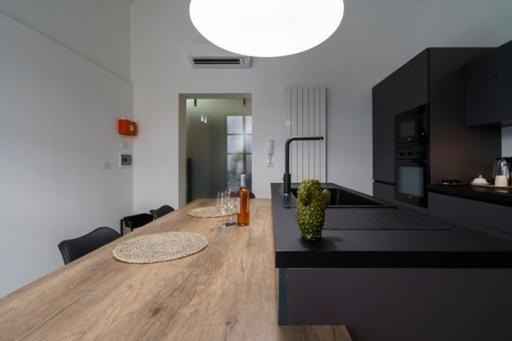 A kitchen or kitchenette at REAL STREET 21