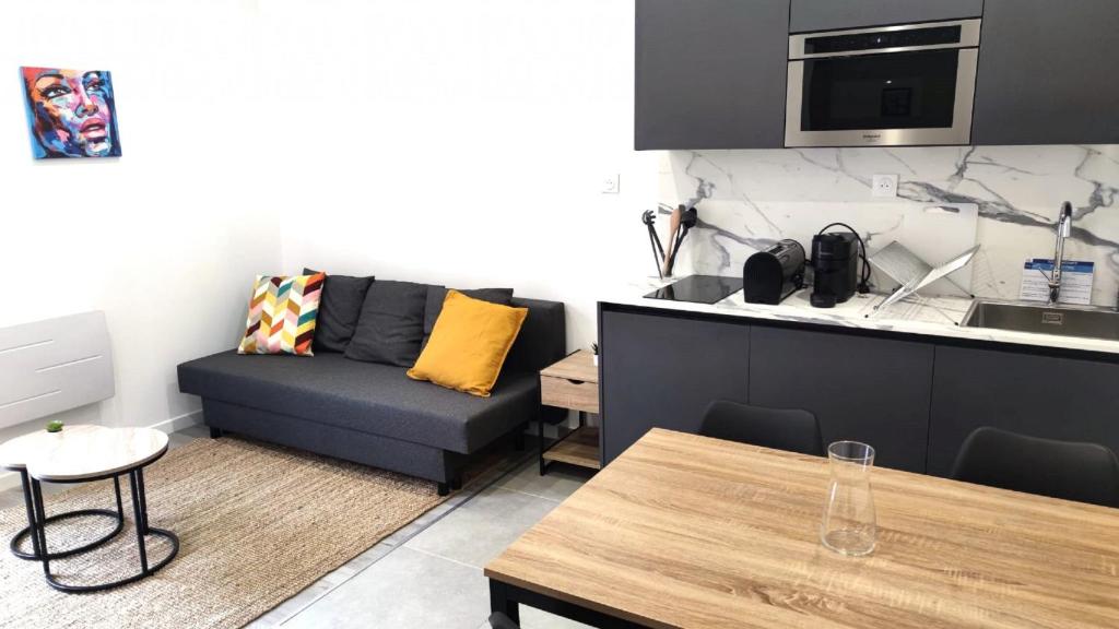 un salon avec un canapé et une table dans l'établissement Republique centre 31, à Nice