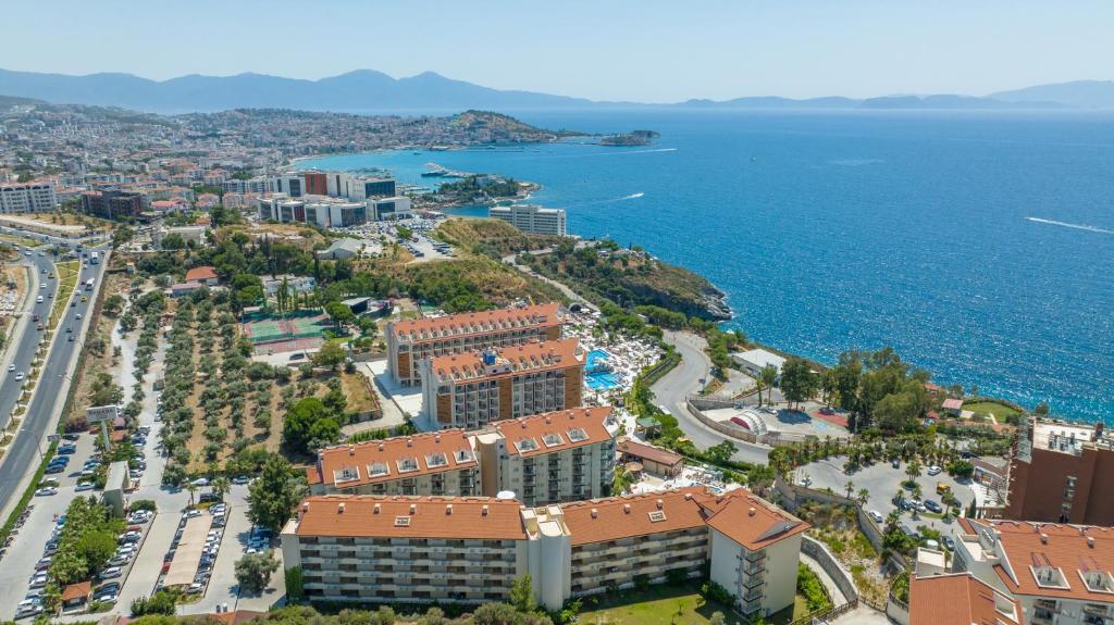 een luchtzicht op een resort en de oceaan bij Ramada Resort Kusadasi & Golf in Kuşadası
