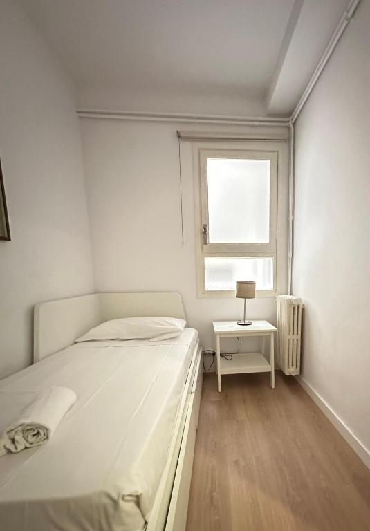 A bed or beds in a room at Plaza Spain Barcelona Apartments