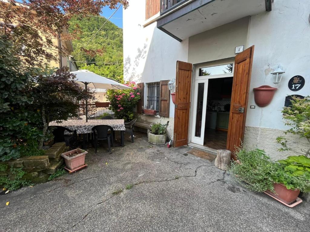 een patio van een huis met een tafel en een deur bij Casa Fiore in Ponte della Venturina