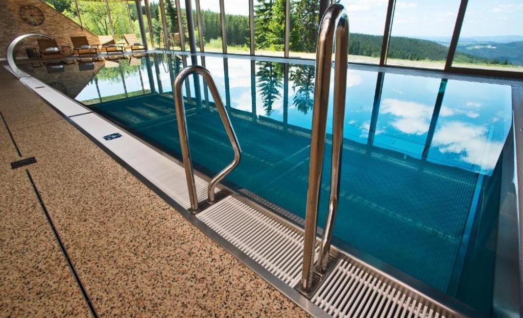 Bazén v ubytování Hotel Tetřeví Boudy nebo v jeho okolí