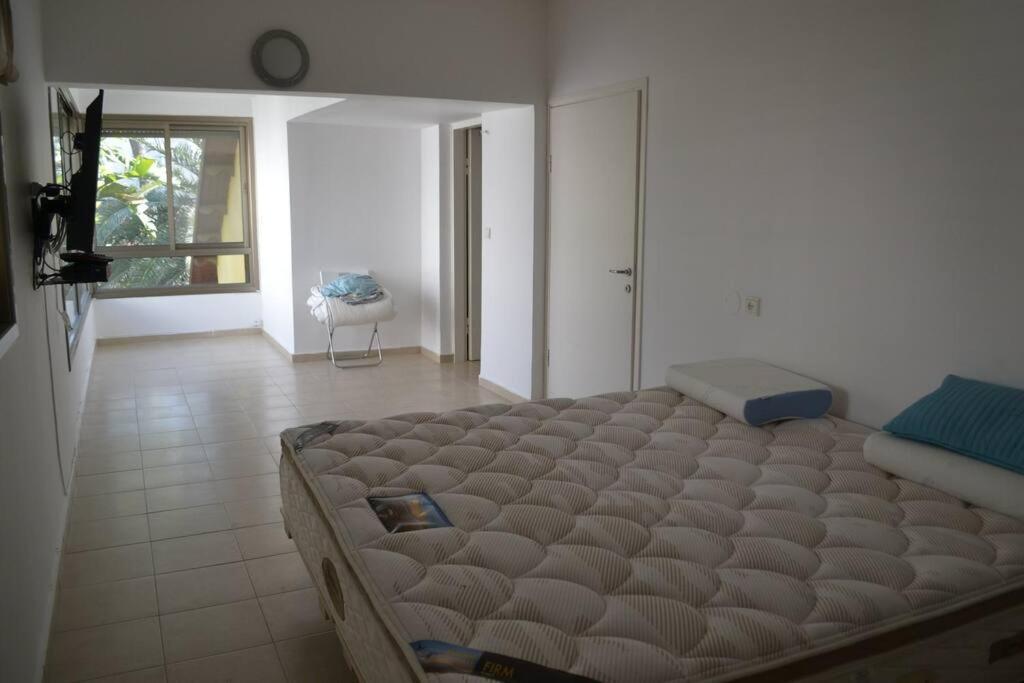 Giường trong phòng chung tại Maison herzliyah pitouach 5 minutes à pied la plage