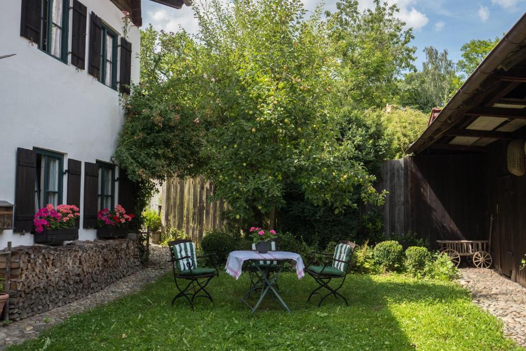 a table and chairs in the yard of a house at Historisches Refugium in der Altstadt von Ebersberg in Ebersberg