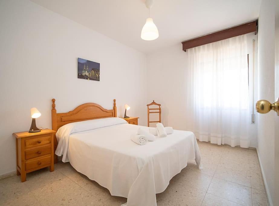 Postel nebo postele na pokoji v ubytování SibsSanlucar Albero - Ideal Familias - Centro - Playa Piletas