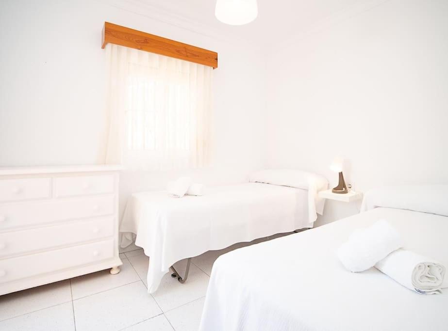 Postel nebo postele na pokoji v ubytování SibsSanlucar Albero - Ideal Familias - Centro - Playa Piletas