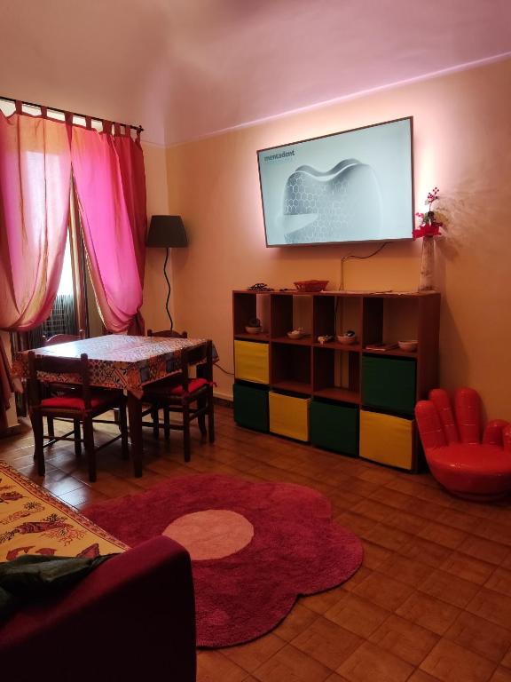 - un salon avec une table et une télévision dans l'établissement Affreschi & Trabocchi House, à Treglio