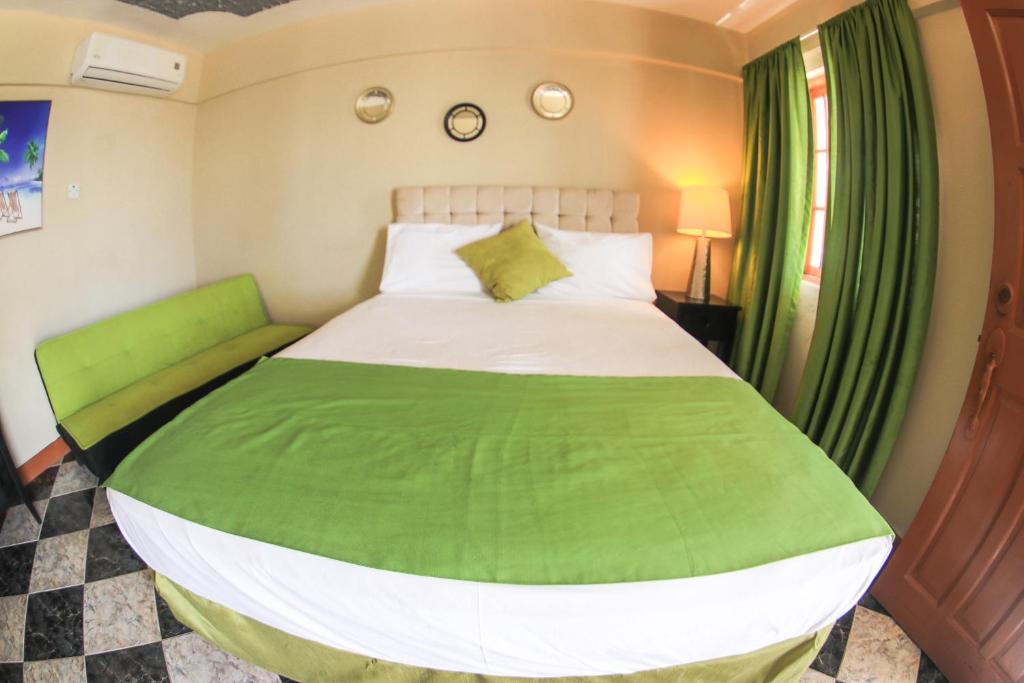 Postel nebo postele na pokoji v ubytování Kaiser Hotel- Negril West End