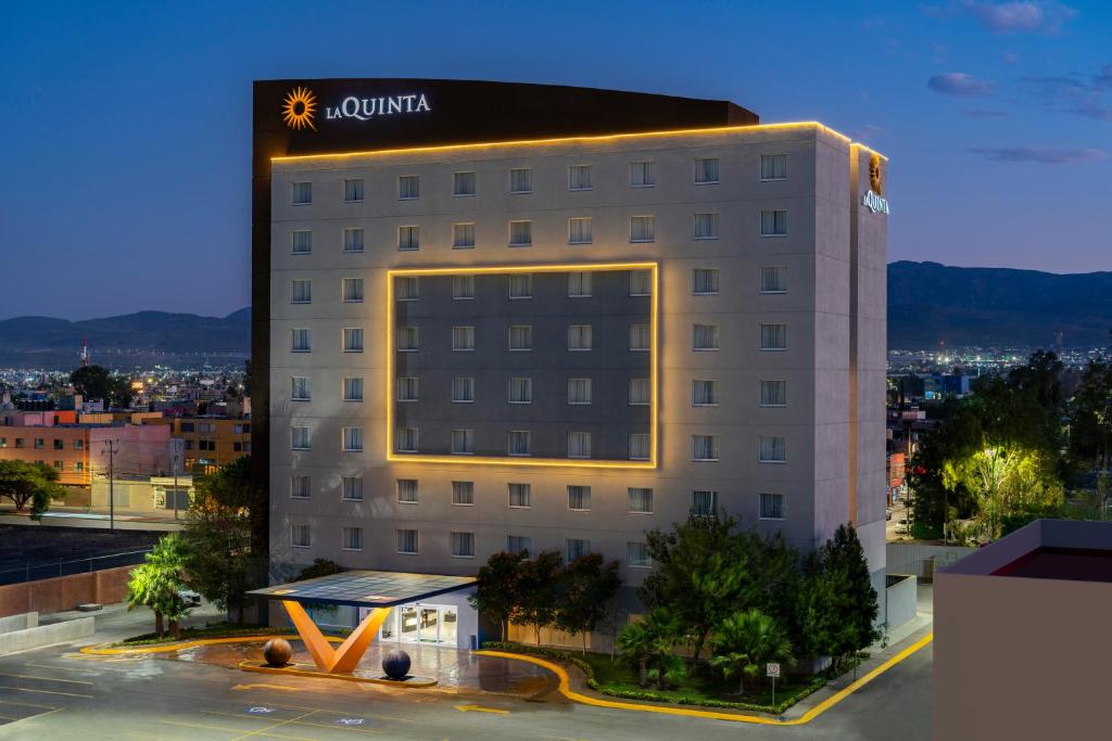 un edificio de hotel con un cartel encima en La Quinta by Wyndham San Luis Potosi, en San Luis Potosí