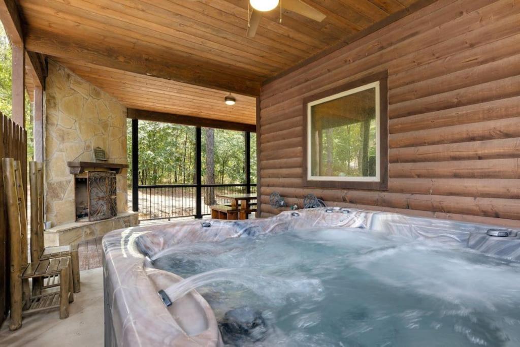 Still Waters Luxurious Private Cabin with Hot Tub Pool Table 4 En