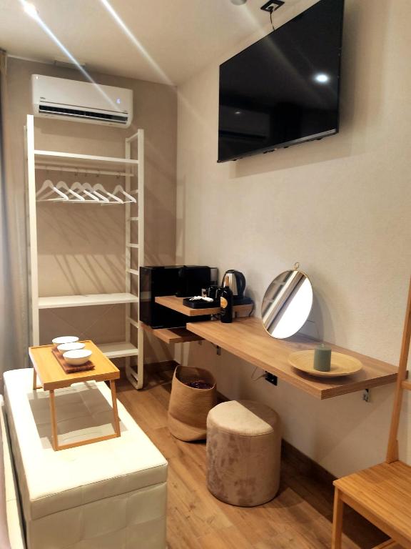 TV a/nebo společenská místnost v ubytování Ti Scialíi Suites Rooms and Relax