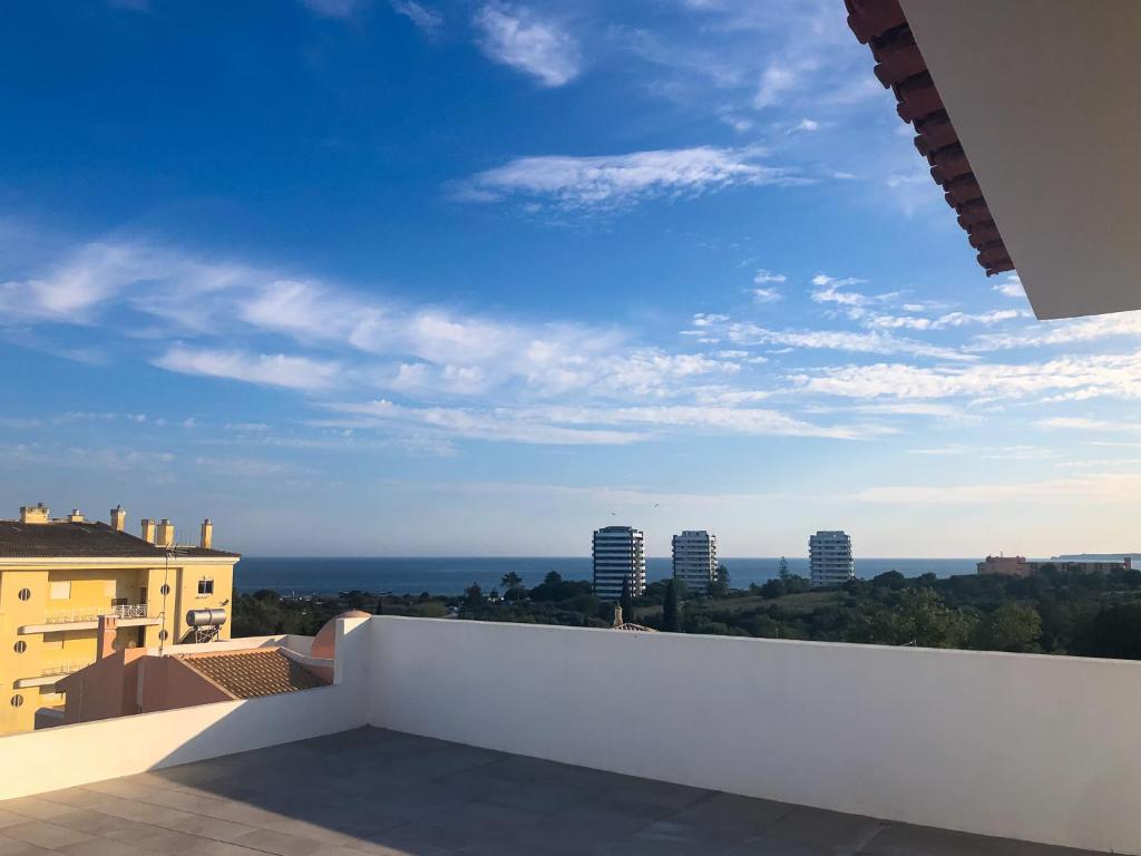 A balcony or terrace at Côte d'Alvor — Villa close to the beach