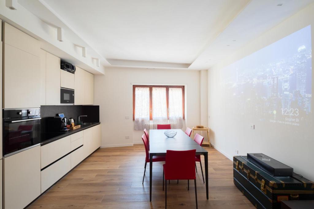 cocina con mesa y sillas en una habitación en - ROMAN RUINS HOUSE - 750m from the metro station, en Roma