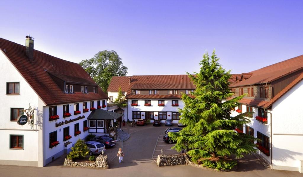 ein Luftblick auf ein Dorf mit einem Weihnachtsbaum in der Unterkunft Hotel Gerbe in Friedrichshafen