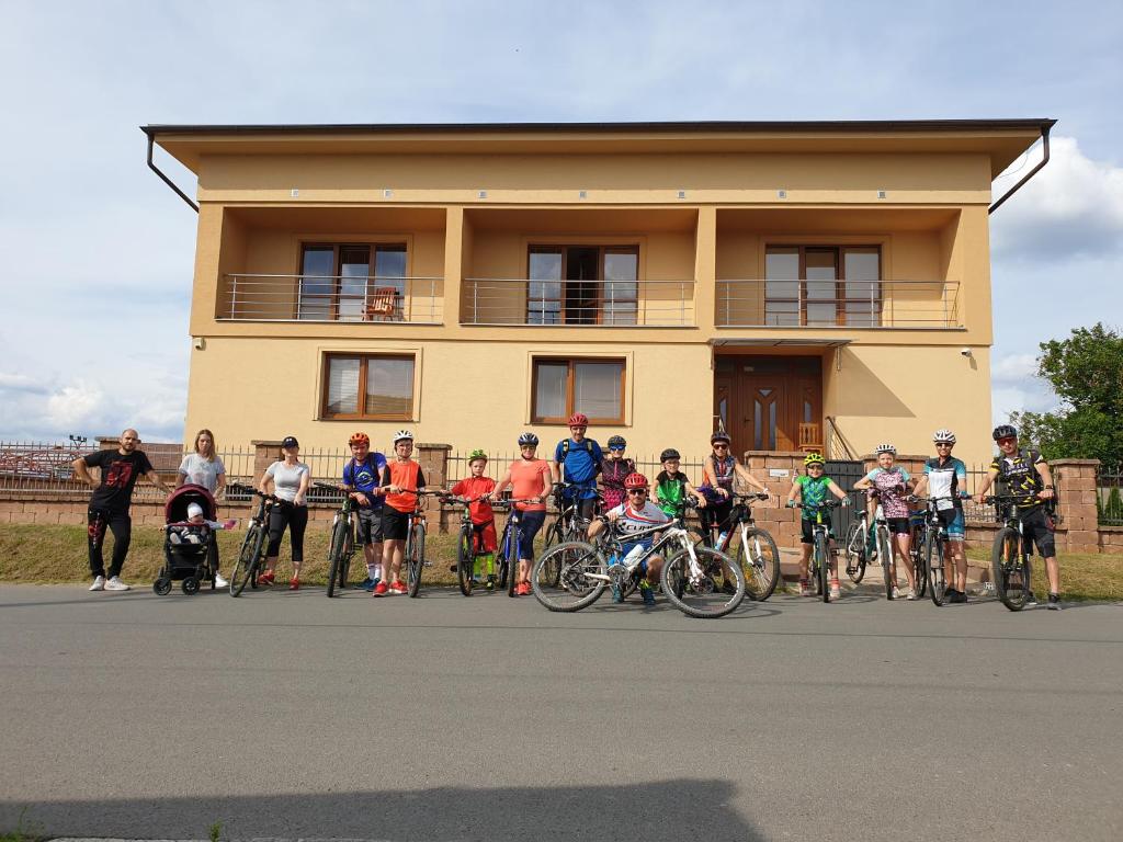um grupo de pessoas em bicicletas em frente a um edifício em ONYX Penzión em Dudince