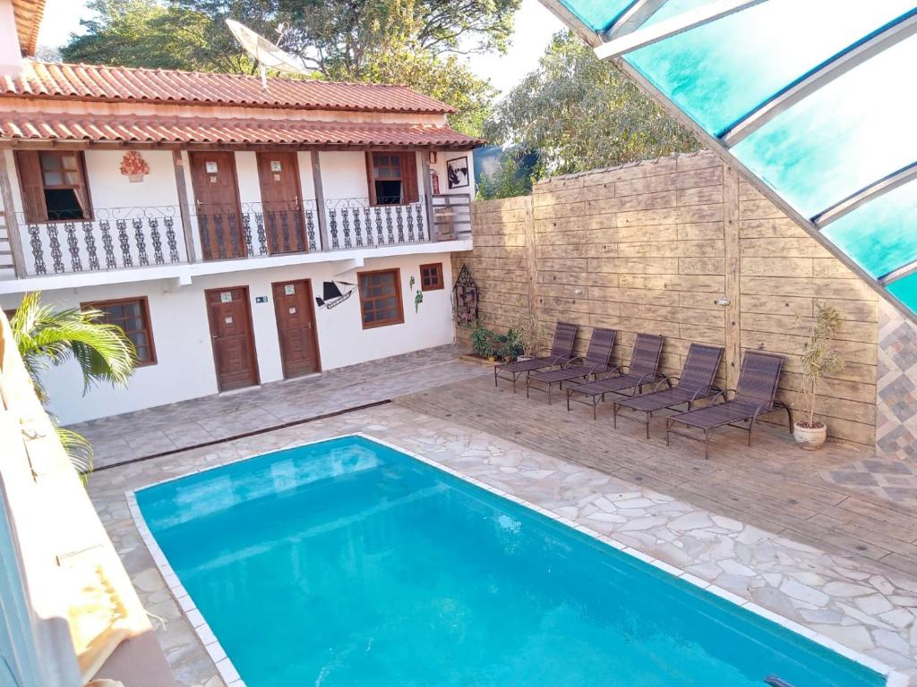 vista su una piscina con sedie e su una casa di Pousada Boa Vista a Tiradentes