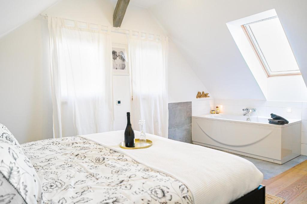 um quarto branco com uma cama e uma banheira em Modern house T&D for 7 pax with spacious garden em Zgornje Gorje