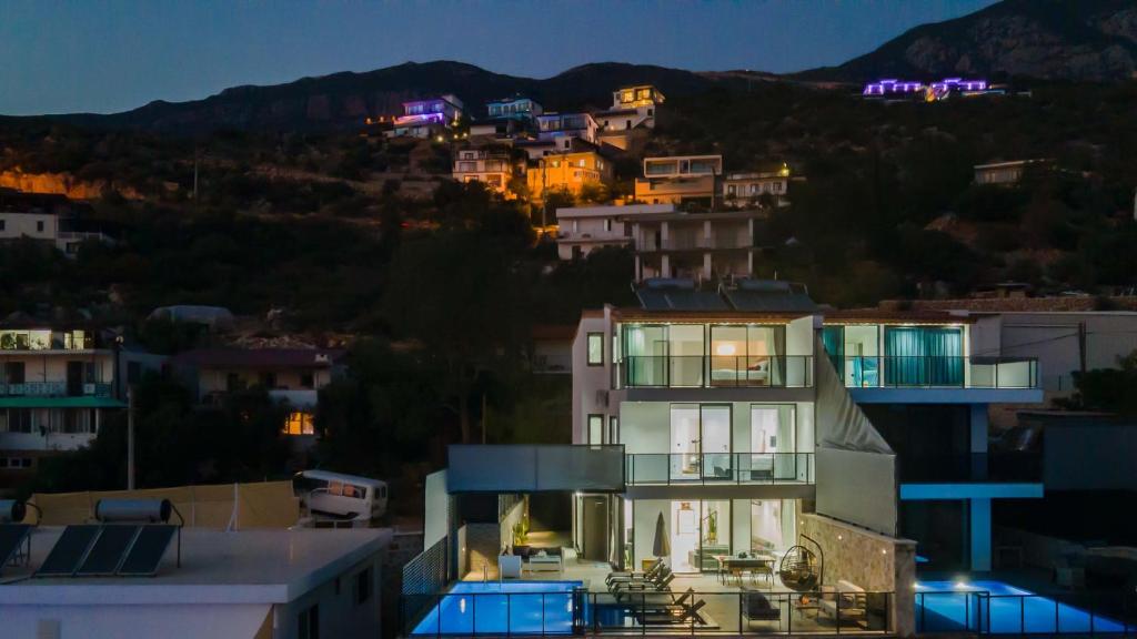 Blick auf ein Haus in der Nacht in der Unterkunft Villa merysu in Kaş