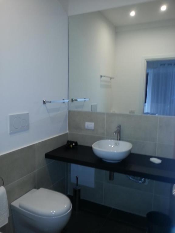 A bathroom at B&B Roma 474