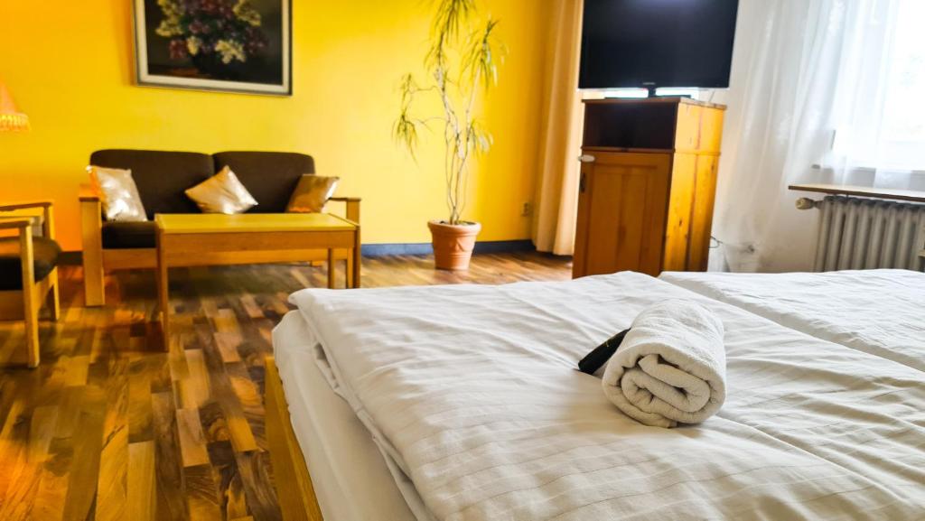 una camera da letto con un letto e un asciugamano sopra di City Hotel Pforzheim a Pforzheim