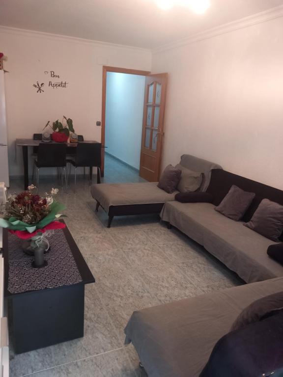 habitación pequeña en piso compartido con 2 adultos y 1 ...
